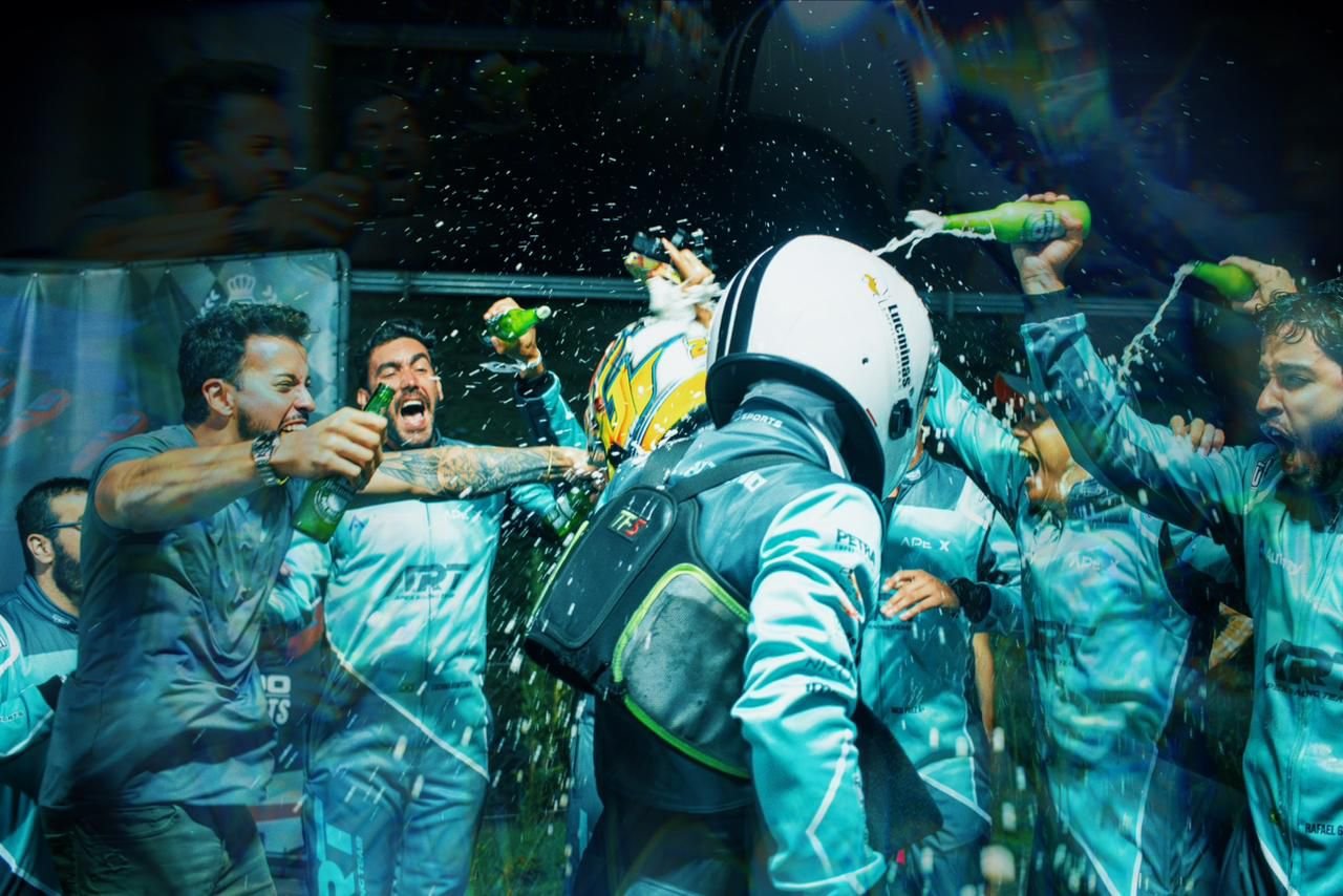 HISTÓRICO! Com recorde mundial, equipe ART supera mestres da MKB/Fanáticos em duelo épico e vence as 500 Milhas VKART